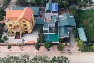 Toàn bộ khu nhà mái xanh (bên phải) được cấp giấy chứng nhận quyền sử dụng đất sai quy định, xây dựng sai quy hoạch, không có giấy phép xây dựng vẫn ngang nhiên tồn tại giữa lòng thành phố Hòa Bình nhiều năm nay mà chưa được xử lý.