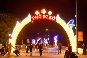 Điểm đầu phố đi bộ trên đê Đà Giang thuộc phường Đồng Tiến.
