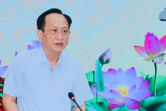 Chủ tịch Ủy ban nhân dân tỉnh Bạc Liêu Phạm Văn Thiều phát biểu ý kiến tại cuộc họp công bố tình trạng khẩn cấp sạt lở khu dân cư tại thị xã Giá Rai. 