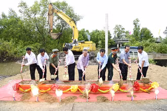 Các đồng chí lãnh đạo Tỉnh ủy, Ủy ban nhân dân tỉnh Bạc Liêu và huyện Đông Hải tại buổi lễ Tết quân-dân ở xã Định Thành A. (Ảnh: VĂN ĐÔNG)