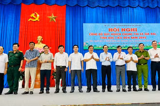 Các đồng chí lãnh đạo tỉnh Bạc Liêu và thị xã Giá Rai tại lễ công bố quy hoạch chung thị xã Giá Rai. Ảnh: TRỌNG DUY