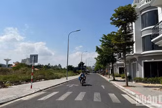 Một phần công viên Văn hóa Trần Huỳnh (thành phố Bạc Liêu) đã bị "xẻo" xây dựng trung tâm thương mại và nhà ở thương mại; một phần vẫn bỏ hoang tàn gần 30 năm qua. (Ảnh: TRỌNG DUY)