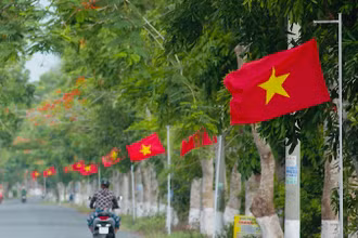 Một buổi sáng sớm đầu mùa Thu 2024 tại "Đường cờ Tổ quốc" ở xã Châu Thới, huyện Vĩnh Lợi (Bạc Liêu). (Ảnh: TIẾN LUẬN)