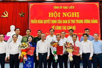 Các đồng chí trong Ban Thường vụ Tỉnh ủy Bạc Liêu mừng 3 đồng chí vừa nhận Quyết định của Ban Bí thư bổ sung vào Ban Thường vụ, Ban Chấp hành Đảng bộ tỉnh, nhiệm kỳ 2020-2025. Ảnh: TRỌNG DUY