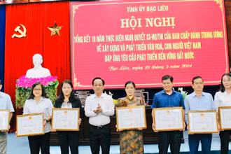 Trao tặng bằng khen của Chủ tịch Ủy ban nhân dân tỉnh cho các tập thể, cá nhân có thành tích xuất sắc trong thực hiện Nghị quyết số 33 của Ban Chấp hành Trung ương Đảng (khóa 11).