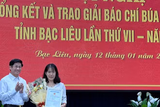 Đồng chí Tạ Trung Dũng, Trưởng Ban Tuyên giáo Tỉnh ủy Bạc Liêu trao giải Nhất cho tác giả Kim Phượng (phóng viên Báo Bạc Liêu) đoạt giải báo chí "Búa liềm vàng" của tỉnh năm 2023. (Ảnh: TRỌNG DUY)