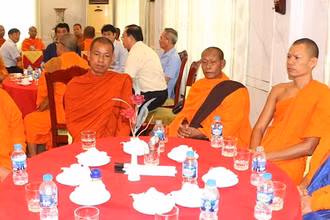 Các chức sắc có uy tín trong đồng bào Khmer dự buổi gặp mặt.