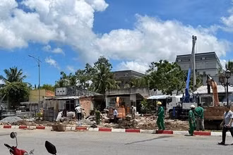 Lực lượng chức năng tỉnh Bạc Liêu hỗ trợ hộ ông Đỗ Thành Hưng tháo dỡ công trình để bàn giao mặt bằng.