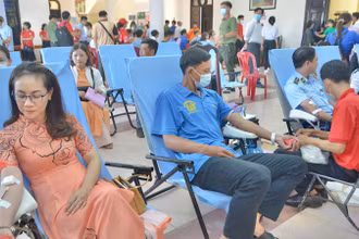 Cán bộ, công chức, viên chức tỉnh Bạc Liêu tham gia hiến máu tình nguyện.