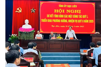 Các đồng chí trong Thường trực Tỉnh ủy Bạc Liêu chủ trì Hội nghị. Ảnh: TRỌNG DUY