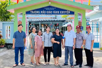 Đồng chí Tô Việt Thu, Bí thư Thành ủy Bạc Liêu (thứ tư, từ trái sang) và các đồng chí lãnh đạo thành phố Bạc Liêu kiểm tra việc chuẩn bị năm học mới tại Trường mẫu giáo Vành Khuyên.