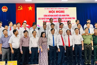 Các đồng chí trong Ban Thường vụ Tỉnh ủy Bạc Liêu với các đồng chí vừa được trao quyết định giám đốc, phó giám đốc các sở trực thuộc Ủy ban nhân dân tỉnh. Ảnh: TRỌNG DUY