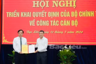 Đồng chí Lê Minh Hưng trao quyết định của Bộ Chính trị cho đồng chí Huỳnh Quốc Việt.