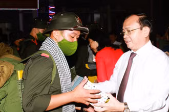 Đồng chí Lê Tấn Cận, Phó Chủ tịch Thường trực Ủy ban nhân dân tỉnh Bạc Liêu (người tặng quà tân binh địa phương) vừa được bổ nhiệm giữ chức Thứ trưởng Tài chính.