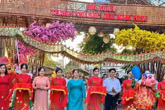 Đại diện Thường trực Tỉnh ủy, Ủy ban nhân dân tỉnh và thành phố Bạc Liêu cắt băng khai mạc Hội Xuân. (Ảnh: TRỌNG DUY)