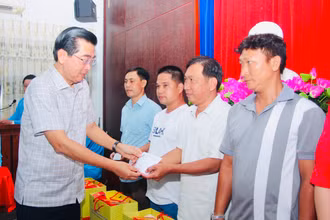 Đồng chí Võ Văn Dũng, Ủy viên Trung ương Đảng, Phó Trưởng ban Thường trực Ban Nội chính Trung ương, nguyên Bí thư Tỉnh ủy Bạc Liêu, thăm, tặng quà các gia đình chính sách ở xã Ninh Thạnh Lợi (huyện Hồng Dân) và tặng quà Tết cho công nhân, người lao động tại Bạc Liêu. 