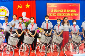 Chính quyền và lãnh đạo ngành Giáo dục- Đào tạo thành phố Bạc Liêu trao tặng xe đạp cho nhiều học sinh có hoàn cảnh khó khăn.