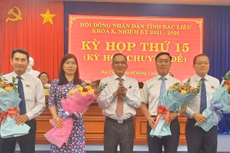 Đồng chí Lữ Văn Hùng, Bí thư Tỉnh ủy, Chủ tịch Hội đồng nhân dân tỉnh Bạc Liêu tặng hoa chúc mừng hai tân Phó Chủ tịch Ủy ban nhân dân tỉnh (từ trái sang phải là đồng chí Huỳnh Hữu Trí và Ngô Vũ Thăng).