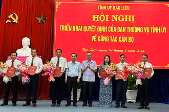 Các đồng chí Bí thư Tỉnh ủy và Chủ tịch Ủy ban nhân dân tỉnh Bạc Liêu trao quyết định, tặng hoa chúc mừng các cán bộ được điều động, luân chuyển, đề bạt trong đợt này. Ảnh: TRỌNG DUY