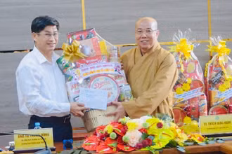 Đồng chí Tạ Trung Dũng, Thường trực Tỉnh ủy, Trưởng Ban Tuyên giáo Tỉnh ủy Bạc Liêu, tặng quà chúc mừng Ban Trị sự Giáo hội Phật giáo Việt Nam tỉnh Bạc Liêu, nhân dịp Đại lễ Phật đản 2024.