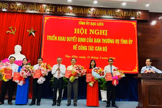 Đồng chí Lữ Văn Hùng, Bí thư Tỉnh ủy Bạc Liêu, trao quyết định và tặng hoa chúc mừng các đồng chí được phân công giữ trọng trách mới. Ảnh: TRỌNG DUY