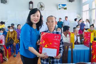 Đồng chí Đỗ Ái Lam, Phó Chủ tịch Ủy ban nhân dân thành phố Bạc Liêu (tỉnh Bạc Liêu) trao quà Tết cho bà con dân tộc Khmer ở các xã vùng ven biển của thành phố.