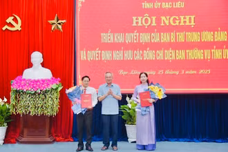 Bí thư Tỉnh ủy Bạc Liêu Lữ Văn Hùng chúc mừng 2 đồng chí Tô Việt Thu và Bùi Tấn Bảy vừa nhận quyết định chuẩn y của Ban Bí thư Trung ương Đảng tham gia Ban Thường vụ Tỉnh ủy Bạc Liêu, nhiệm kỳ 2020-2025.