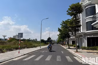 Một phần công viên văn hóa Trần Huỳnh (thành phố Bạc Liêu) bị "xẻo" xây dựng trung tâm thương mại và nhà ở thương mại, một phần vẫn bỏ hoang tàn gần 30 năm qua. (Ảnh: TRỌNG DUY)