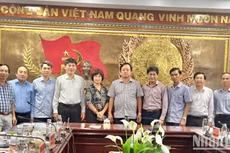 Đồng chí Huỳnh Quốc Việt, Phó Bí thư Thường trực Tỉnh ủy Bạc Liêu (thứ 6 từ trái qua) làm việc với đoàn công tác của Báo Nhân Dân, ngày 28/8/2024 về khắc phục hạn chế, yếu kém phát hành Báo Nhân Dân. 
