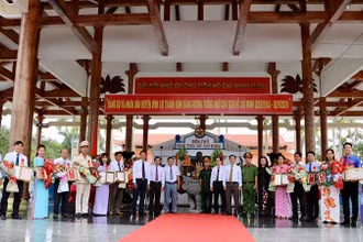 Ban Thường vụ Huyện ủy Vĩnh Lợi (Bạc Liêu) báo công, tuyên dương những đảng viên tiêu biểu tại Đền thờ Bác Hồ ở xã Châu Thới, thiết thực kỷ niệm 55 năm thực hiện Di chúc của Người.