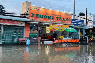 Khu vực nhà xe Phương Trang (trong bến xe Bạc Liêu) thường xuyên ngập sâu, nhiều hôm hành khách phải xắn quần... đến bẹn để mua vé xe ô-tô. (Ảnh: TRỌNG DUY)
