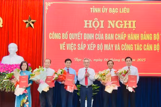 Bí thư Tỉnh ủy Bạc Liêu Lữ Văn Hùng trao quyết định và tặng hoa các Trưởng, Phó Ban Tuyên giáo và Dân vận Tỉnh ủy Bạc Liêu. (Ảnh: TRỌNG DUY)