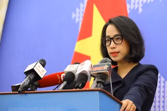 Người Phát ngôn Bộ Ngoại giao Phạm Thu Hằng trả lời câu hỏi của phóng viên trong nước và quốc tế. (Ảnh: Văn Điệp/TTXVN)