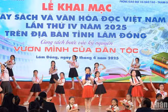 Tiết mục văn nghệ tại Ngày Sách và Văn hóa đọc Việt Nam tỉnh Lâm Đồng năm 2025.