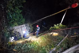 Lực lượng chức năng kéo xe khách bị nạn lên khỏi hiện trường.