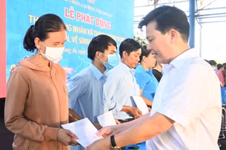 Phó Bí thư Tỉnh ủy Long An Nguyễn Thanh Hải tặng quà cho công nhân lao động có hoàn cảnh khó khăn.
