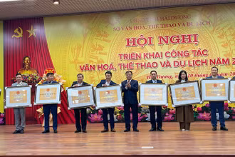 Lãnh đạo tỉnh Hải Dương trao Bằng công nhận 9 di tích lịch sử văn hóa cấp tỉnh.