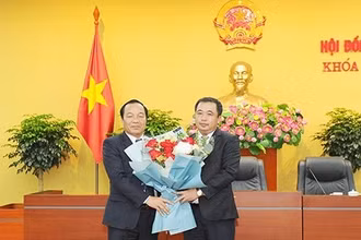 Bí thư Tỉnh ủy Hải Dương tặng hoa chúc mừng đồng chí tân Chủ tịch Hội đồng nhân dân tỉnh Lê Văn Hiệu.
