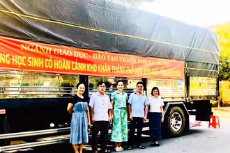 Đồ dùng học tập và quần áo ấm của ngành giáo dục thành phố Hải Dương tặng học sinh 5 xã ở thành phố Điện Biên Phủ.