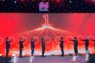 Lãnh đạo tỉnh Hải Dương và lãnh đạo Công ty cổ phần đầu tư Newland nhấn nút khởi công xây dựng khu nhà ở xã hội tại đô thị Tân Phú Hưng.