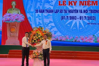 Bí thư Tỉnh ủy Hải Dương Trần Đức Thắng tặng hoa chúc mừng ngành Tài nguyên và Môi trường tỉnh.