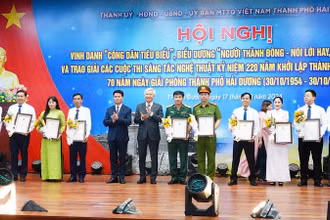 Lãnh đạo tỉnh và thành phố Hải Dương vinh danh các công dân tiêu biểu.