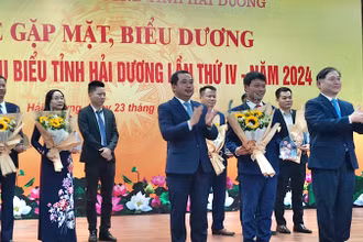 Lãnh đạo tỉnh Hải Dương vinh danh các trí thức tiêu biểu.
