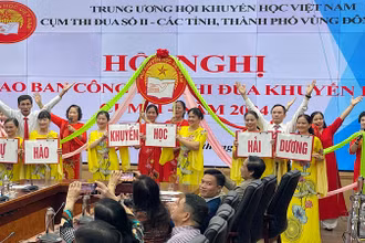 Văn nghệ chào mừng mừng các đại biểu dự hội nghị khuyến học về chuyển đổi số.