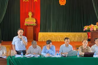 Đại diện ngành điện trả lời khúc mắc của các hộ dân.