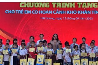 Phó Chủ tịch nước Võ Thị Ánh Xuân và Chủ tịch Ủy ban nhân dân tỉnh Hải Dương Triệu Thế Hùng tặng quà học sinh nghèo vượt khó tại huyện Thanh Hà.