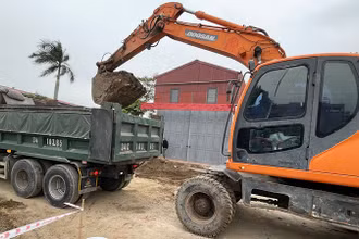 Thi công xây dựng đường gom quốc lộ 5A thuộc địa bàn huyện Bình Giang, tỉnh Hải Dương. (Ảnh minh họa)