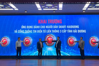 Các đại biểu bấm nút khai trương ứng dụng dành cho người dân Smart-Hai Duong và Cổng thông tin điện tử liên thông 3 cấp tỉnh Hải Dương.