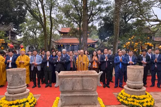 Lãnh đạo tỉnh Hải Dương dâng hương tưởng niệm Đệ Tam Tổ Trúc Lâm Huyền Quang tôn giả tại sân chùa Côn Sơn.