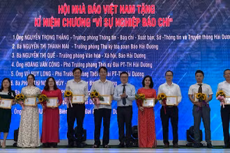 Chủ tịch Hội Nhà báo Việt Nam Lê Quốc Minh trao tặng Kỷ niệm chương “Vì sự nghiệp báo chí” cho những cán bộ có nhiều cống hiến.
